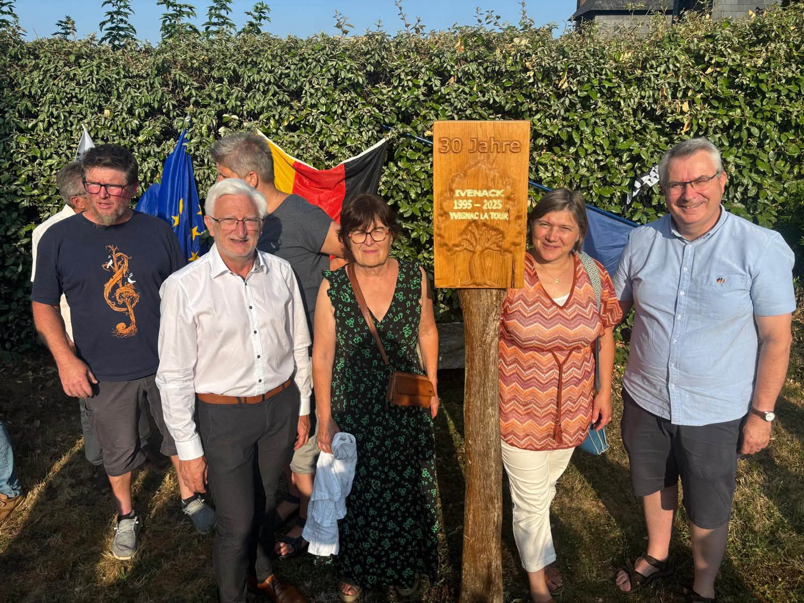 Mitglieder aus Yvignac und Broons vor der Jubiläumstafel